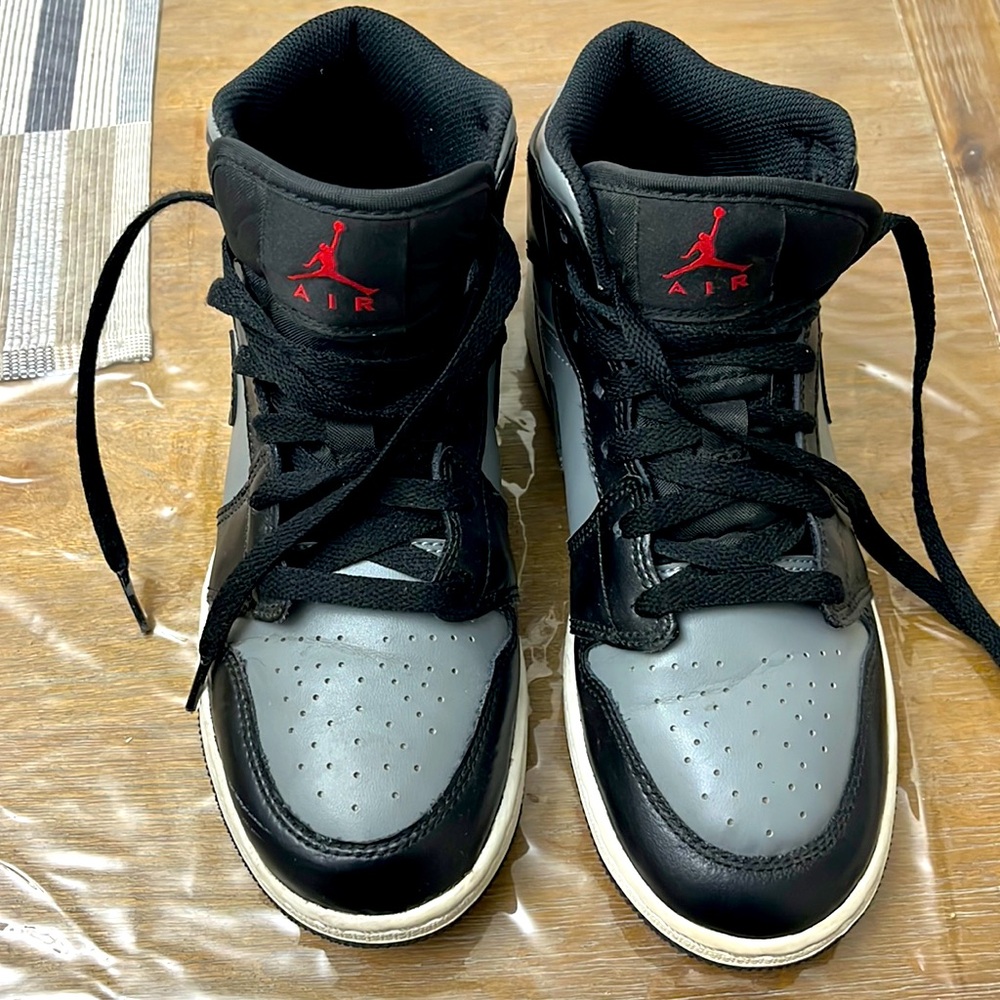 Big kids Jordans size US 6Y. Only wore few times. 35$ or best price